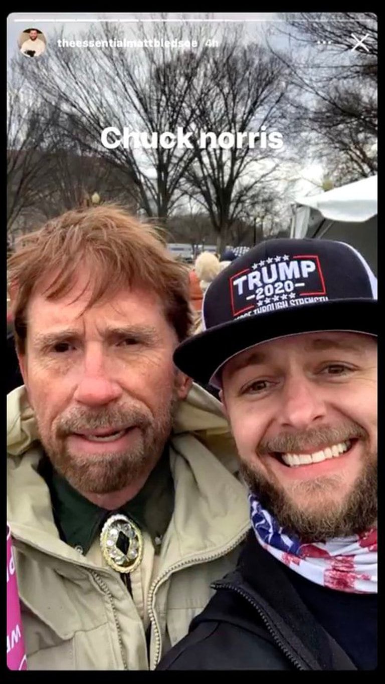 El trumpista Matthew Bledsoe en la imagen que compartió junto al supuesto Chuck Norris.