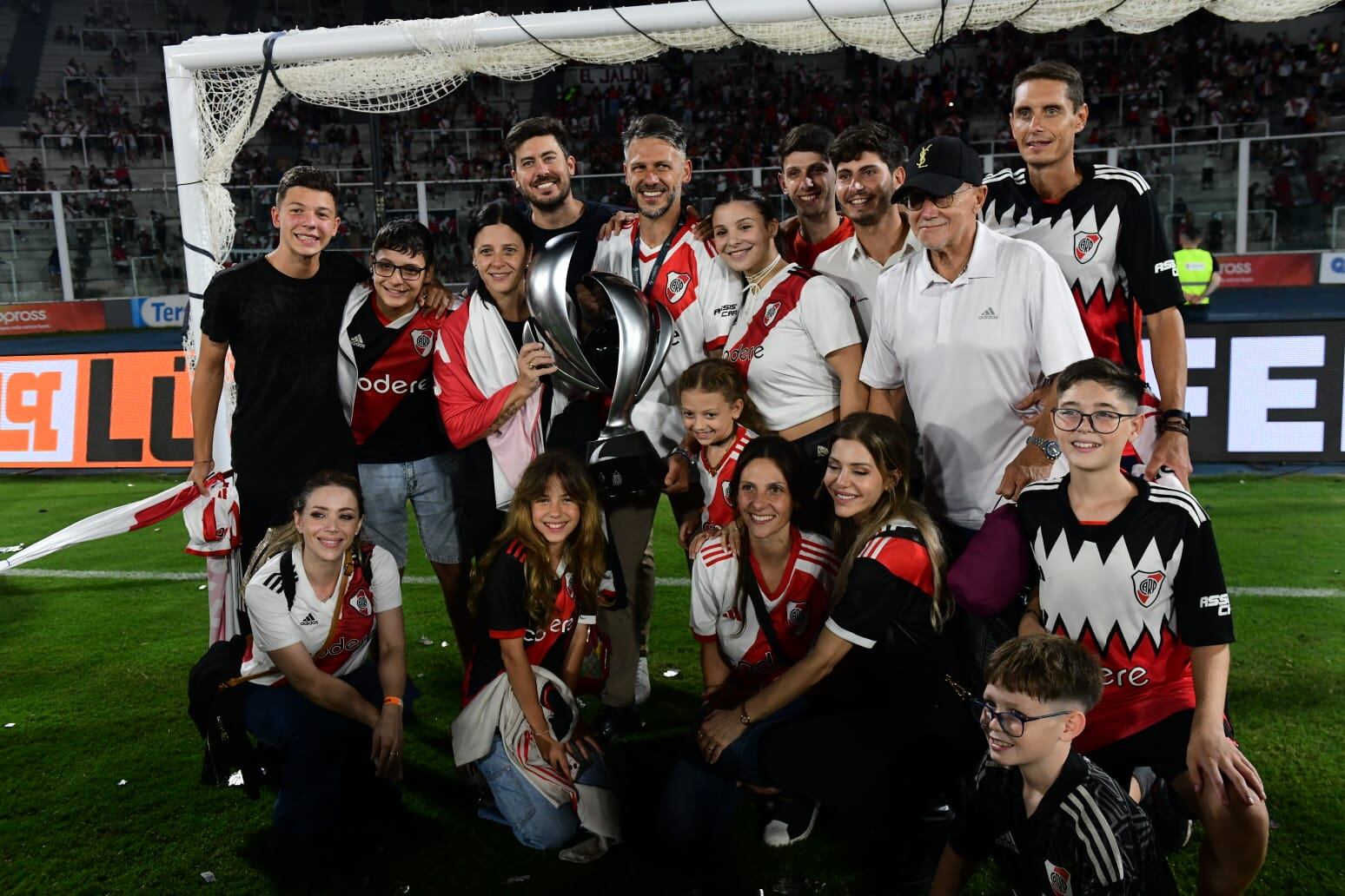 El entrenador Martín Demichelis y su familia en el Kempes festejando el título de la Supercopa. (La Voz)