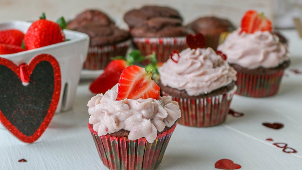 Cupcake de chocolate con crema de frutilla: la receta que explota sabores en el paladar