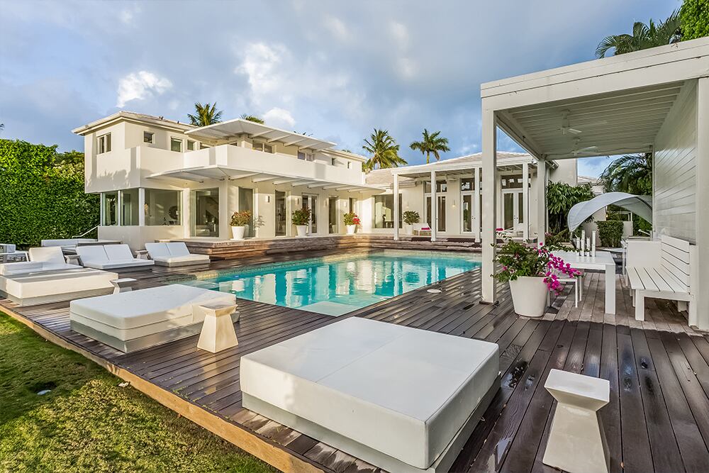 La piscina de Shakira. Foto: © Douglas Elliman Regions