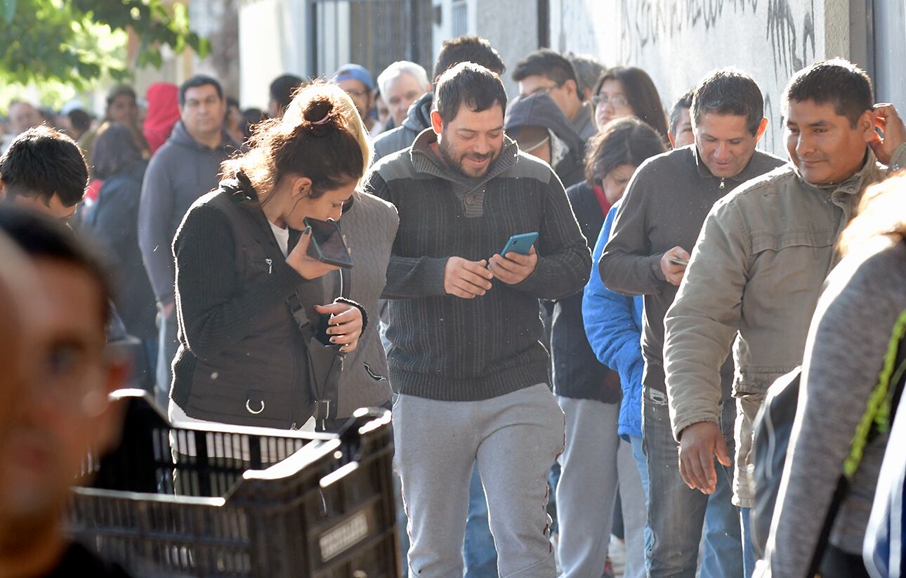 Demoras y largas filas en la Administración Nacional de la Seguridad Social (Anses), sucursal Guaymallén. Foto: Orlando Pelichotti / Los Andes