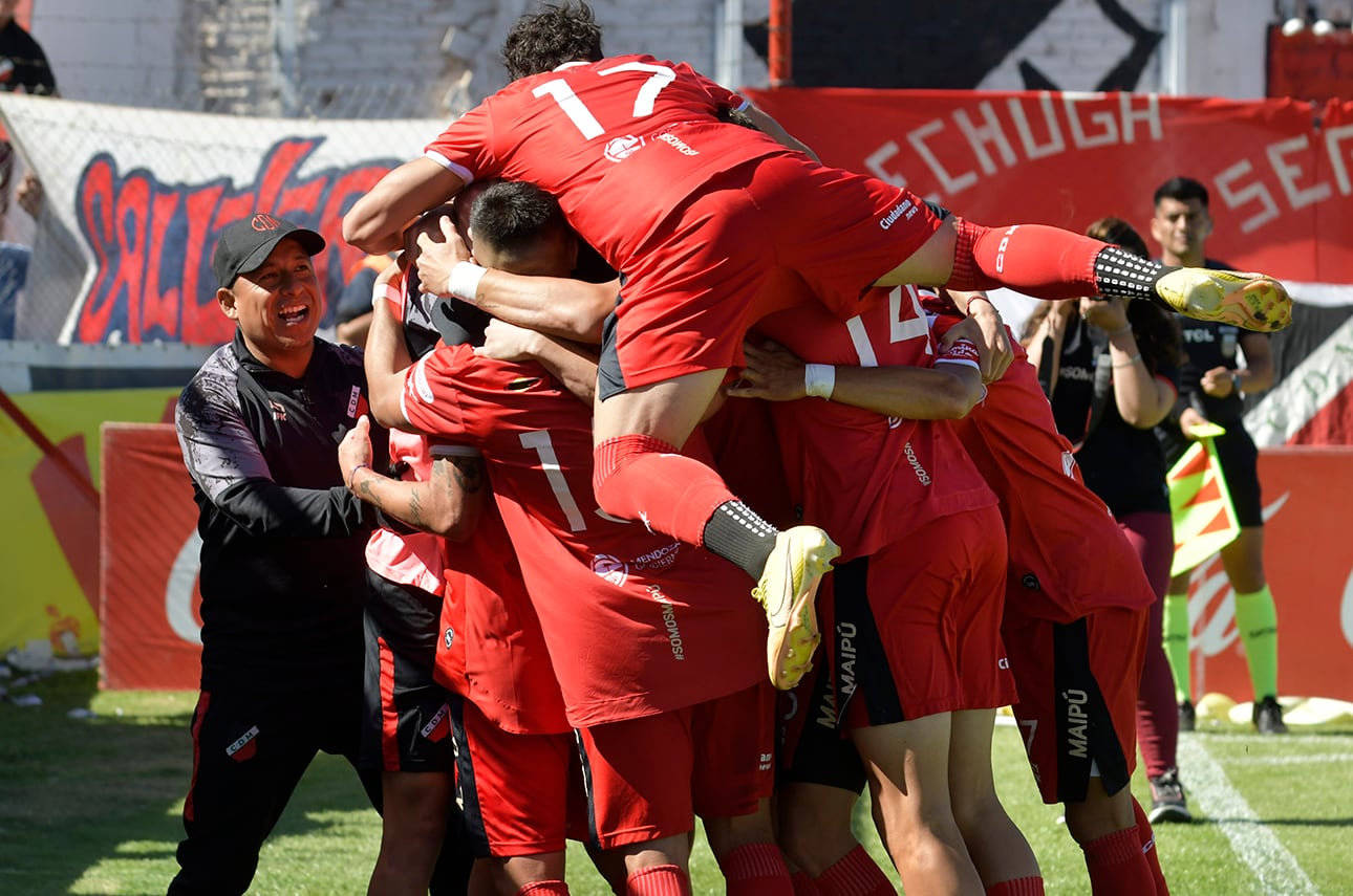 El Deportivo Maipú festejó a lo grande el triunfazo frente a Temperley, que le permitió pasara a las semifinales del torneo Reducido, donde se enfrentará con Estudiantes de Río Cuarto. 

Foto: Orlando Pelichotti