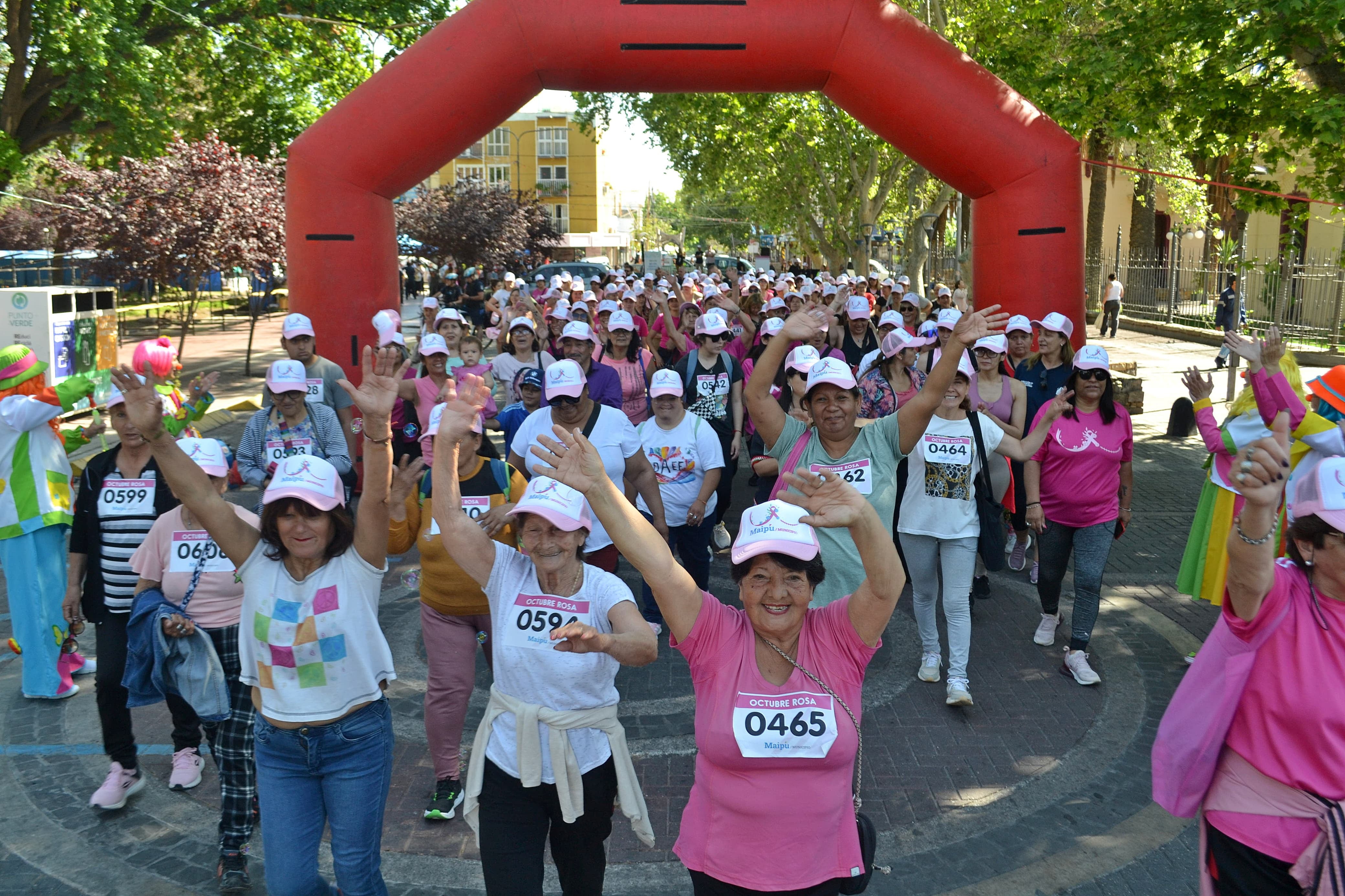 Maipú: la “Caminata Rosa” convocó a mujeres de todo el departamento