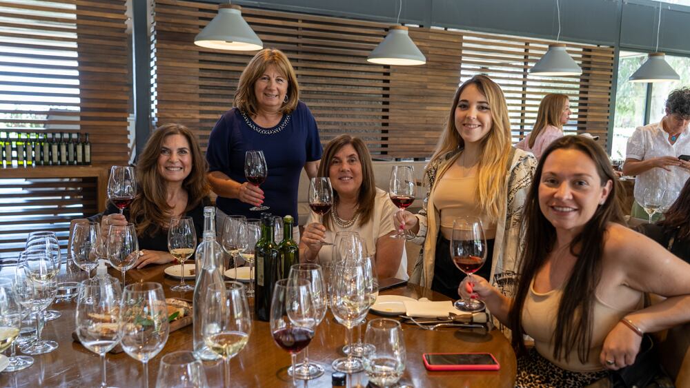 Gabriela Videla, Nancy López, Ana Gaibazzi, Mili Martín y Pamela De Brito. PH Ariel Larriba