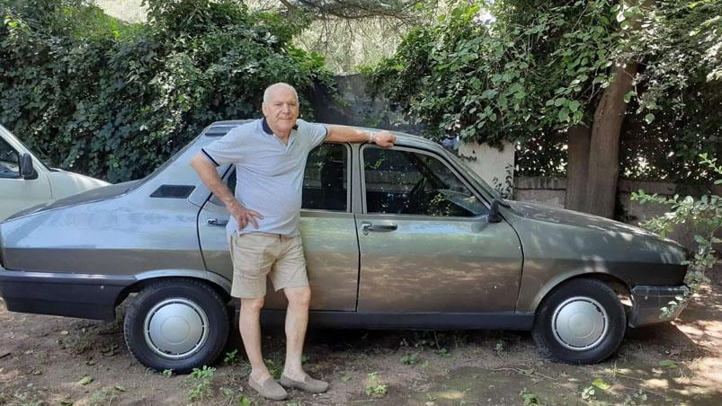 Alberto tiene 76 años, trabajó toda la vida como mozo en un café de La Pampa y nunca pudo comprarse su auto propio, por eso su nieto le cumplió el deseo.