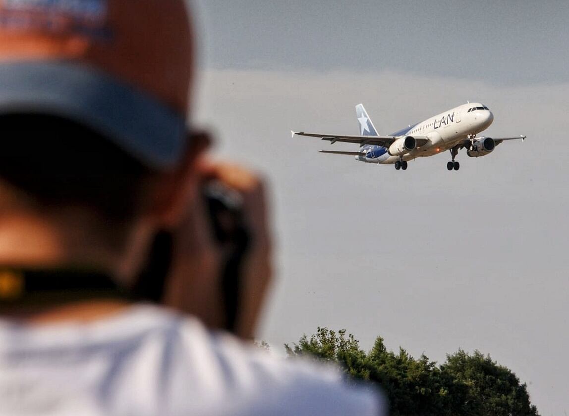 Los spotters surgieron en la Primera Guerra Mundial para detectar vuelos enemigos. Hoy decenas de mendocinos sólo atesoran imágenes de estos gigantes de acero.