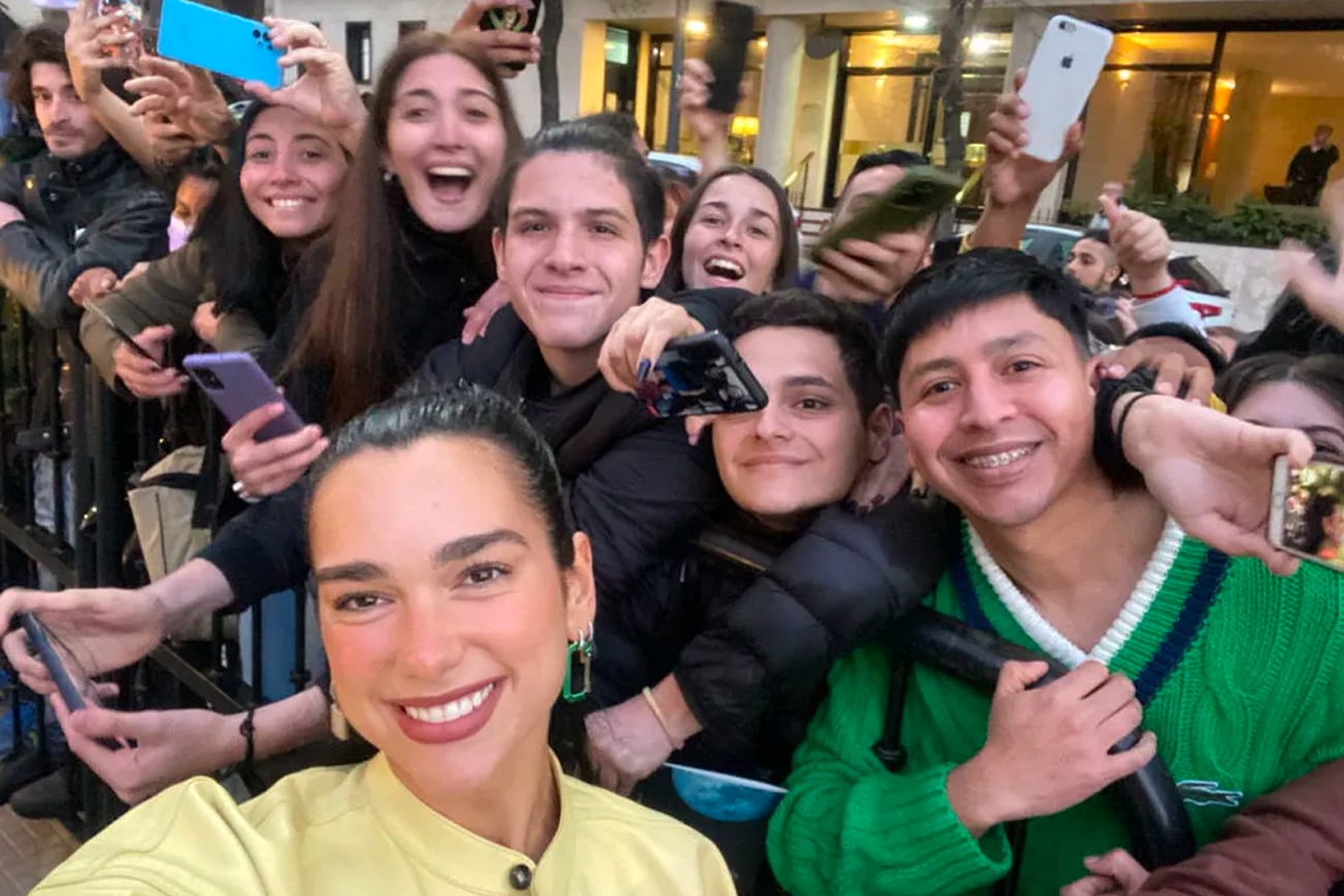 Dua Lipa posó con sus fans argentinos.