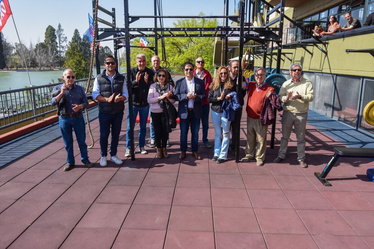 Inauguración Terrazas Gym, Mendoza de Regatas.
Jorge Aguirre Toum, presidente del Club Mendoza de Regatas junto a autoridades de la comisión directiva. / Mariana Villa -  Los Andes 