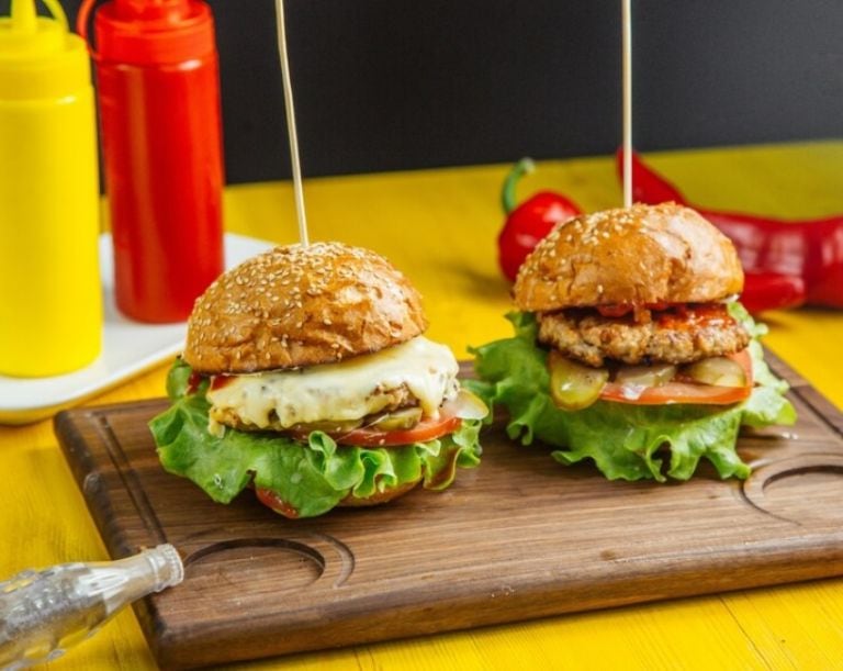 Esta es la receta para hacer las incomparables hamburguesas de la cadena de comida rápida.