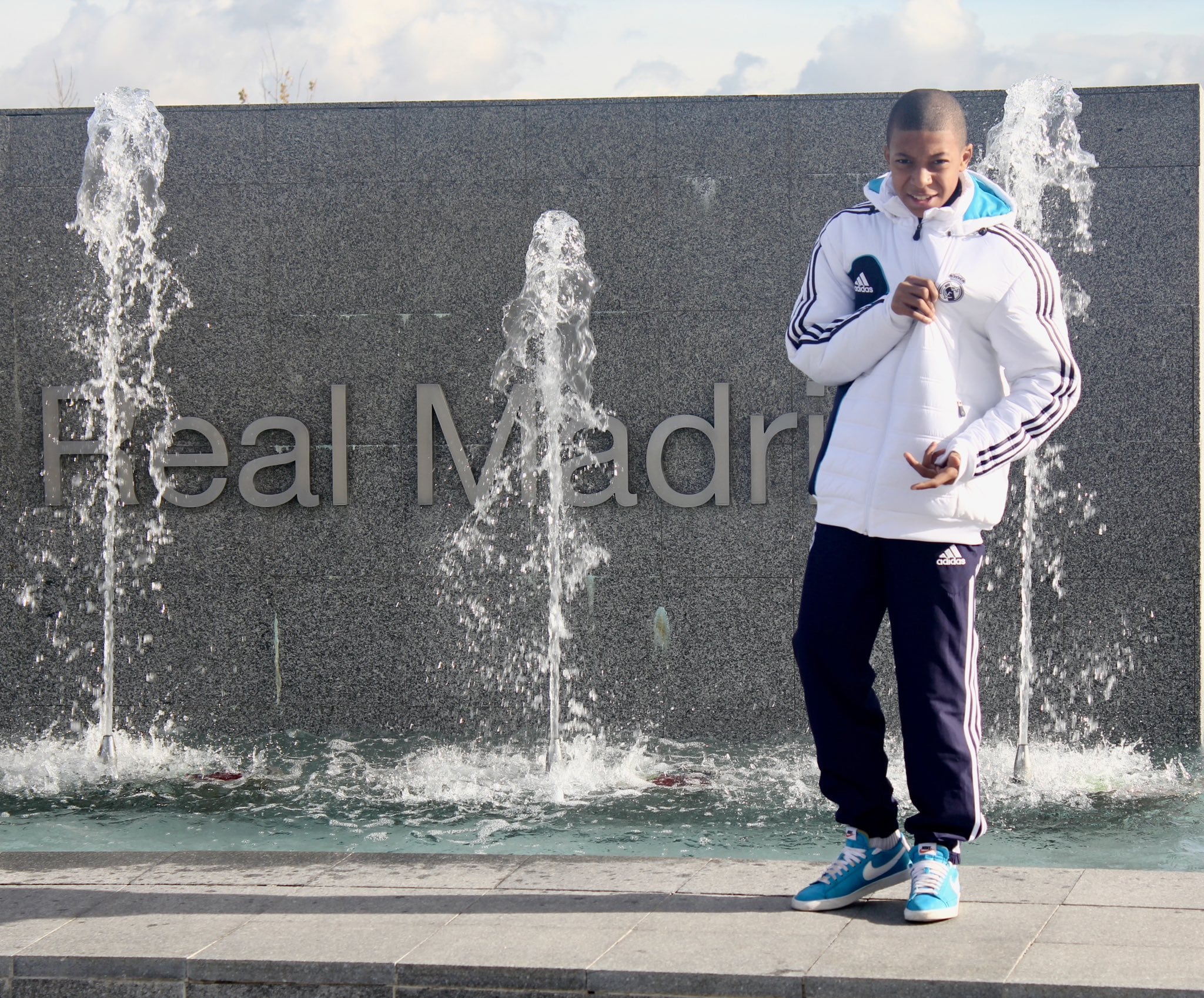 El delantero francés mostró su felicidad por sumarse al equipo madrileñ.