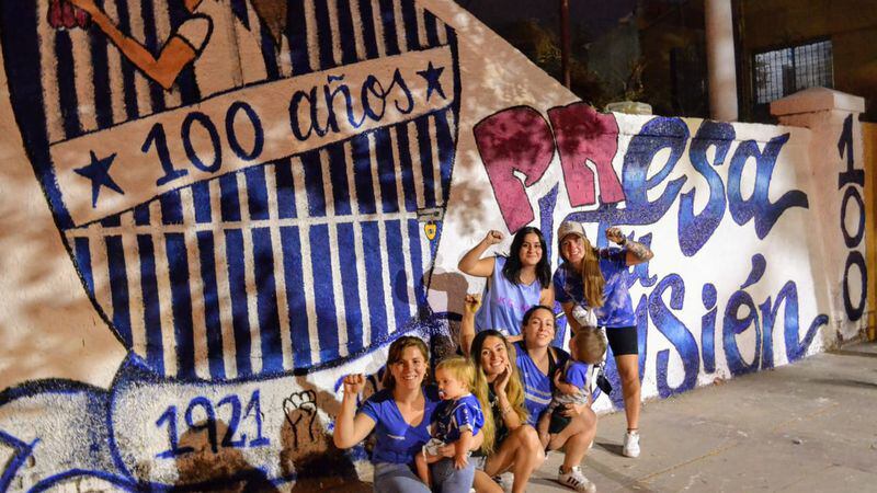 Junto a la Comisión de Mujeres de Godoy Cruz, y con motivo de comenzar a celebrar el Centenario de la entidad, realizaron una pintada. 