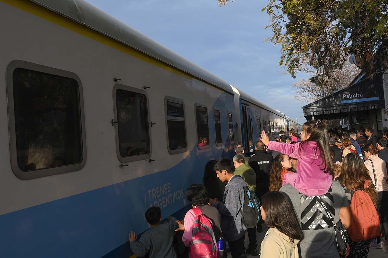 03 de junio de 2023 El tren llega a Palmira proveniente de Buenos Aires por primera vez con pasajeros en décadas. Foto: Marcelo Rolland