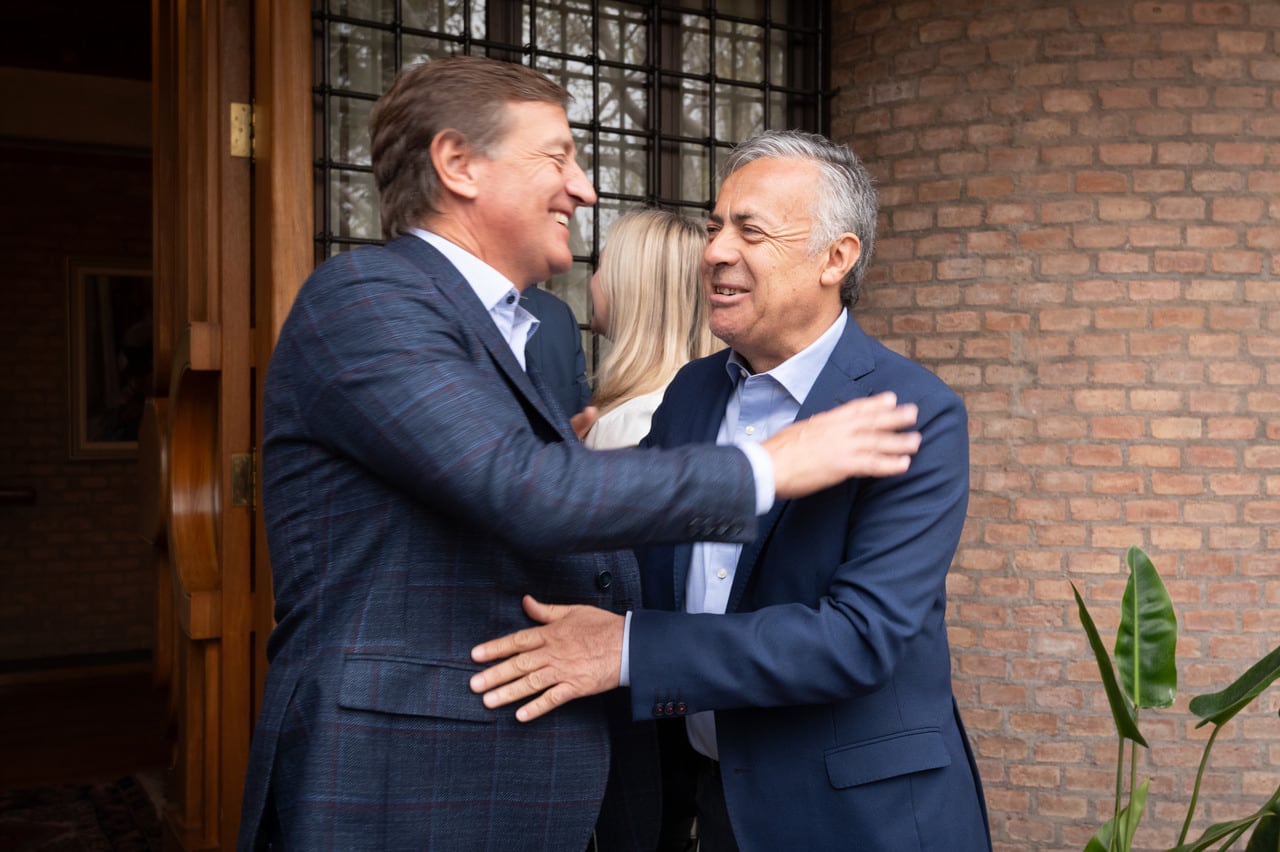 El gobernador Rodolfo Suarez recibió al gobernador electo Alfredo Cornejo y a su vicegobernadora Hebe Casado, compartieron un desayuno de trabajo en la residencia oficial.
Foto: Ignacio Blanco / Los Andes 
