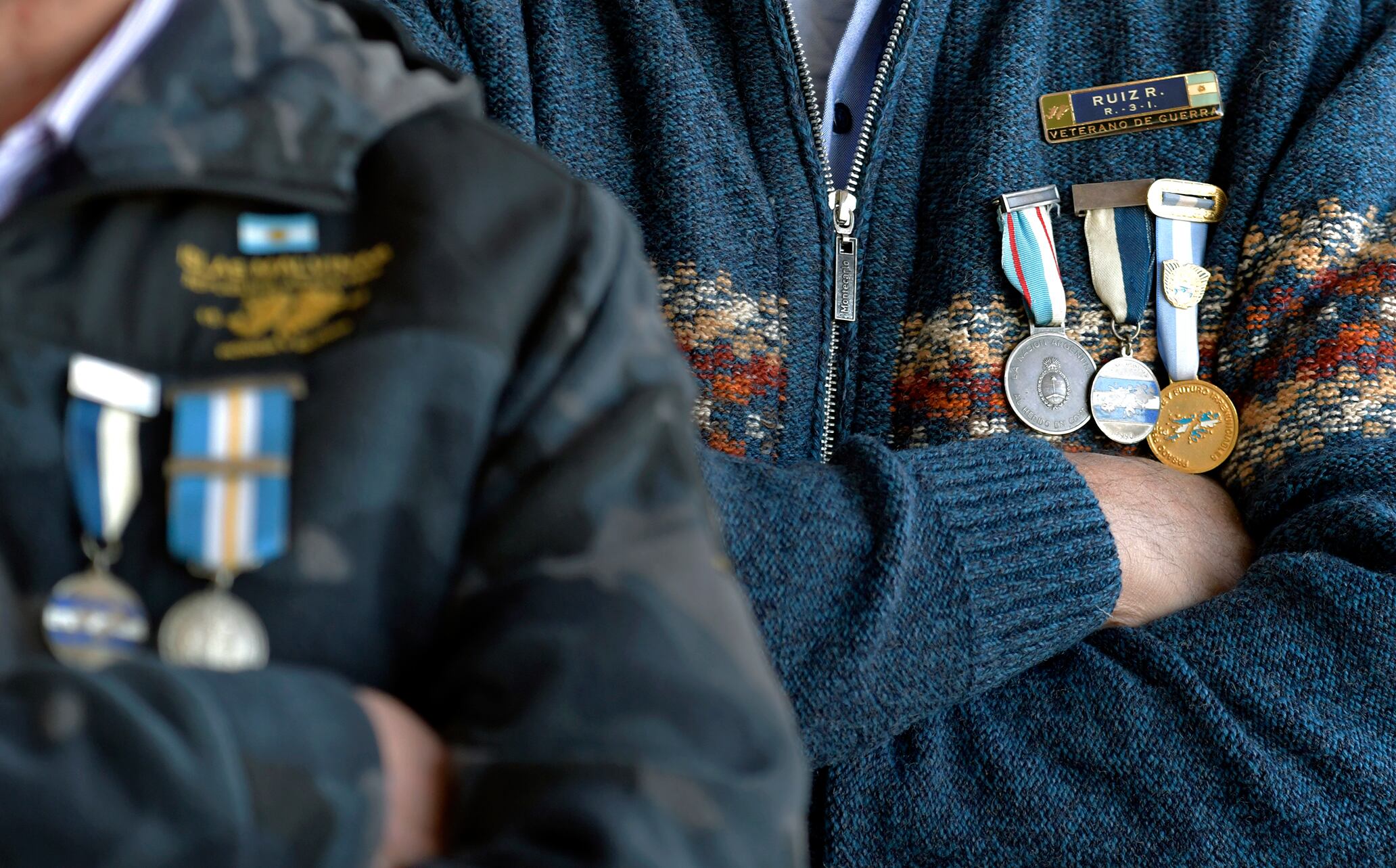 Renato Ruiz y Rodolfo Sevilla, dos de los veteranos de Malvinas, durante una charla en la escuela Brasilia de Godoy Cruz. Foto: Orlando Pelichotti / Los Andes.