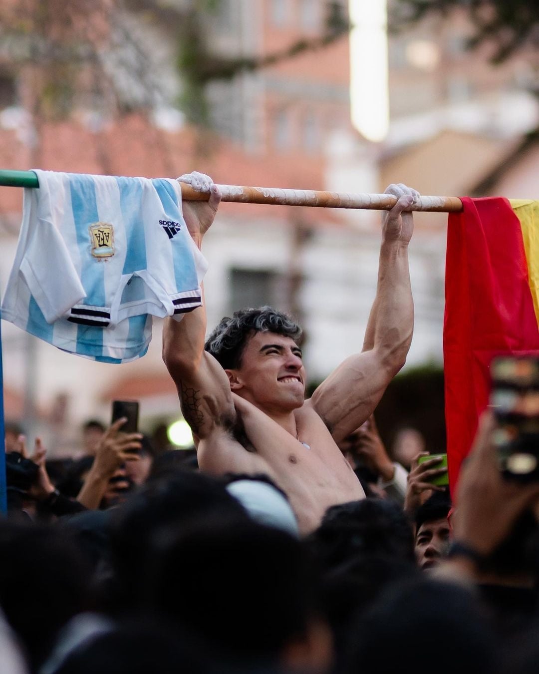 El influencer todos los días hace una dominada más. Foto: Instagram.