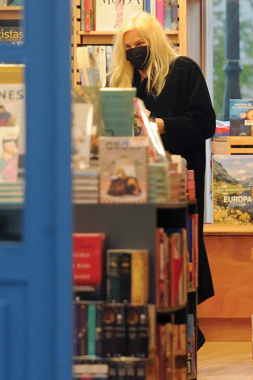 Susana Giménez haciendo compras en Punta del Este.