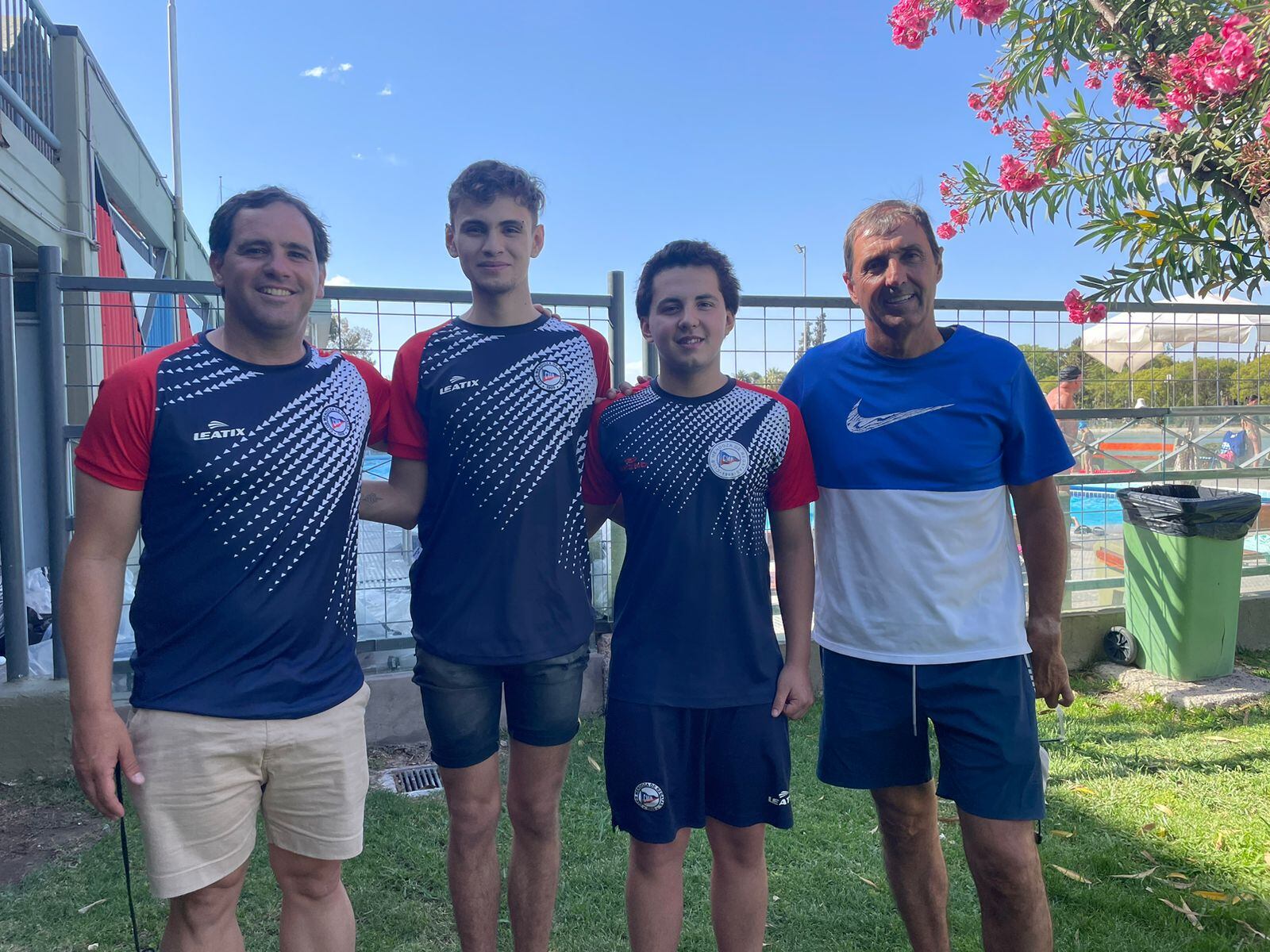 Los entrenadores Luciano Farías y Adrián Saenz, junto a Correa y Arjona.