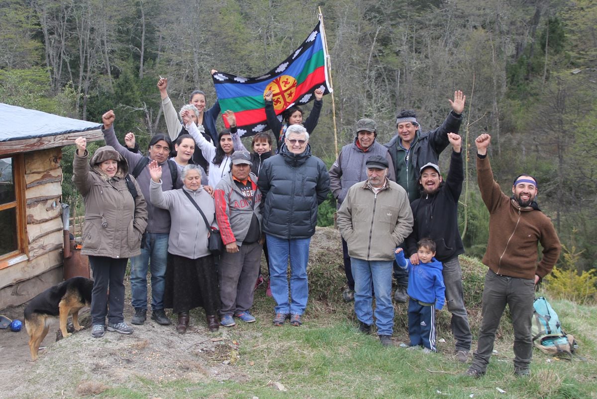 Integrantes de la presunta comunidad mapuche tomaron tierras que había comprado Manu Ginóbili. Foto Agencia Farcao