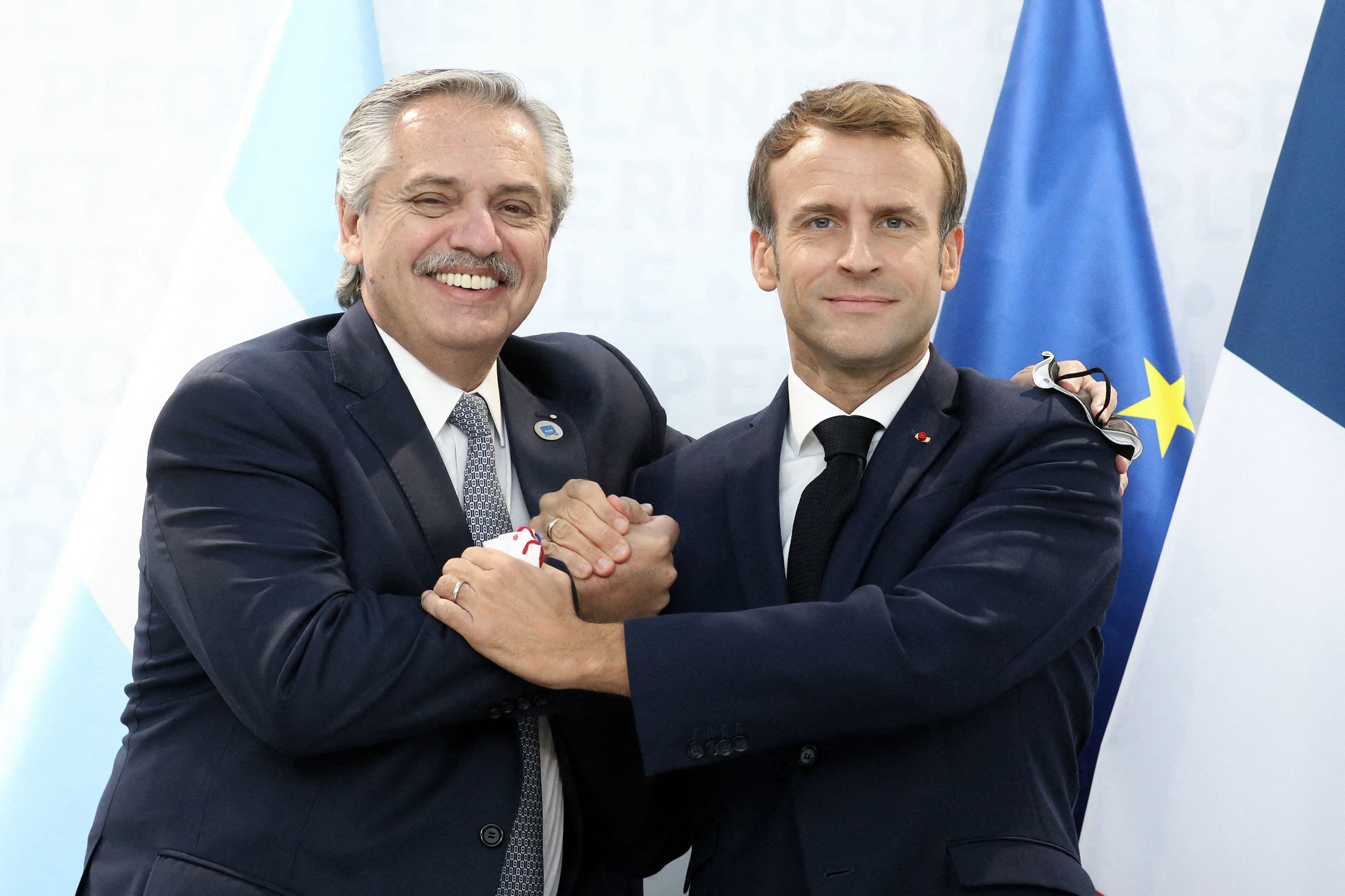 Alberto Fernández junto con Emmanuel Macron, presidente de Francia. / Foto: AP 