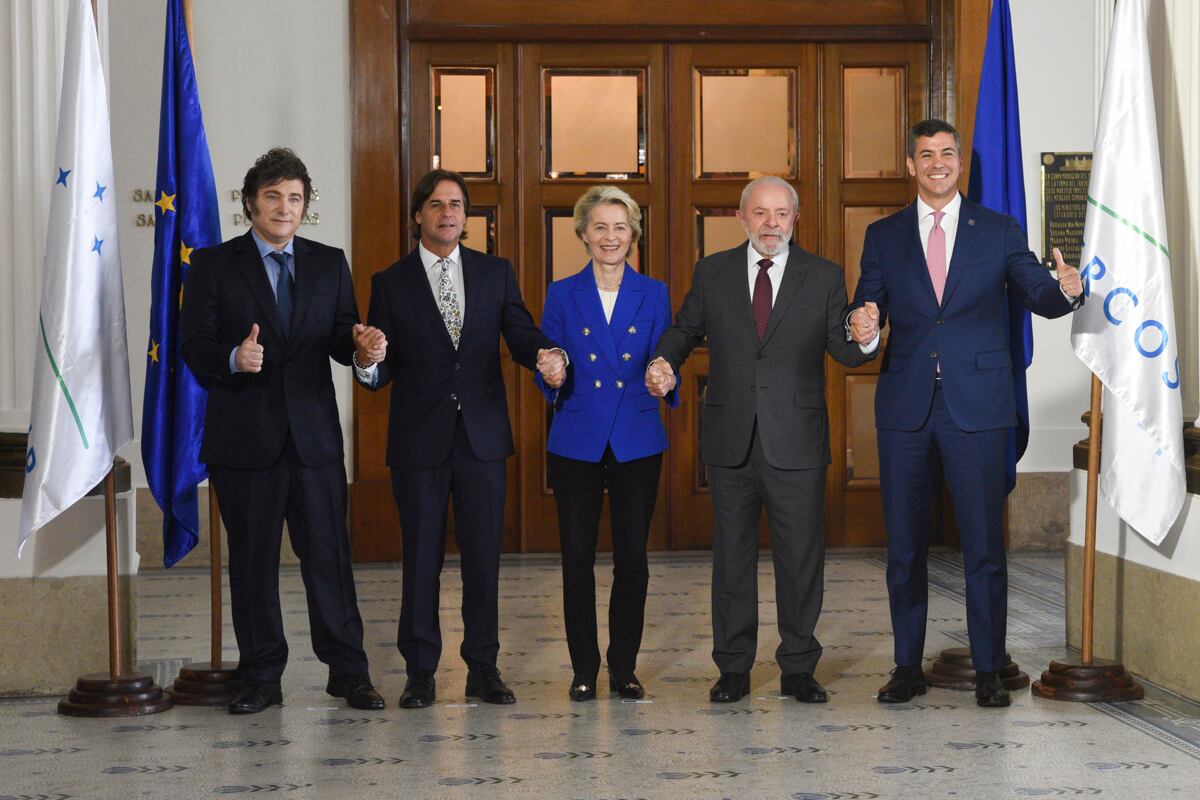 Cumbre Mercosur: los presidentes de Argentina, Javier Milei; de Uruguay, Luis Lacalle Pou; la presidenta de la Comisión Europea, Ursula von der Leyen; y los presidentes de Brasil, Luiz Inácio Lula da Silva, y de Paraguay, Santiago Peña, posan en Montevideo (EFE)