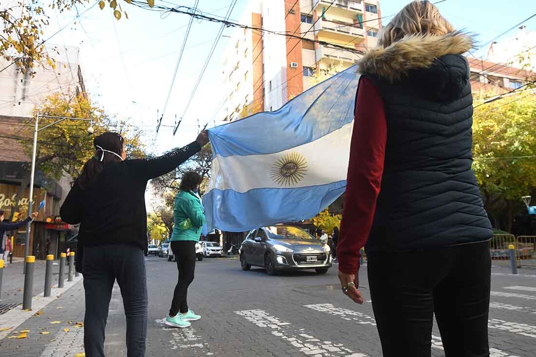 Mendocinos se manifestaron contra las nuevas restricciones del Gobierno nacional en pandemia