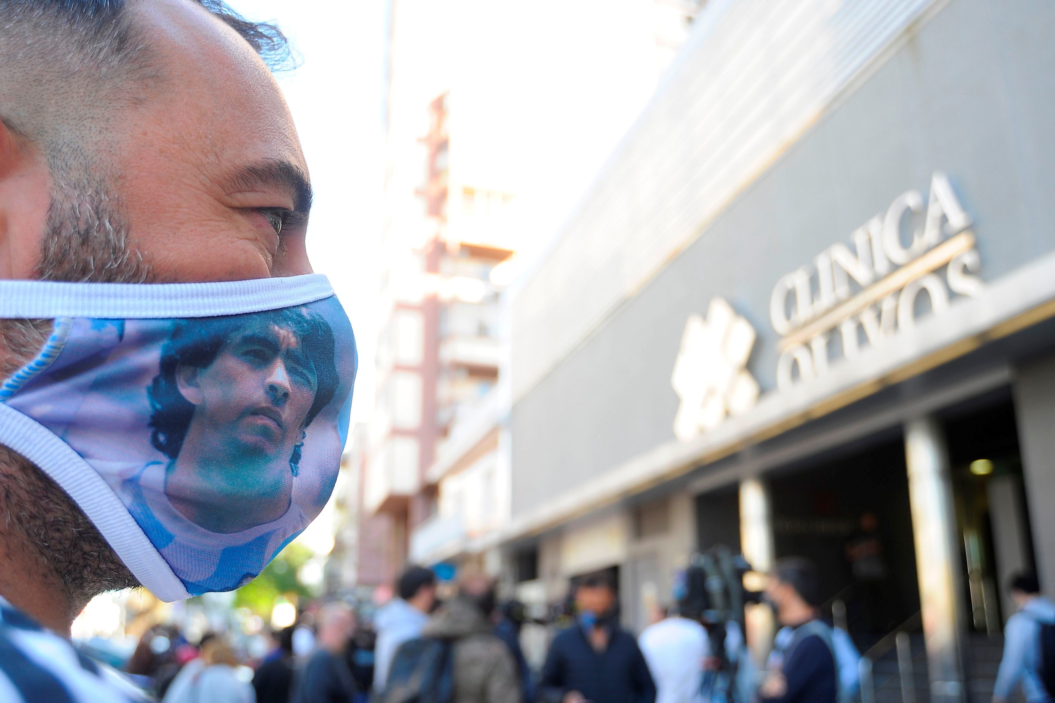 MIles de hinchas se han acercado a la clínica para darle fuerzas a Diego. / AFP.