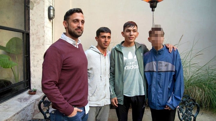 "A mí me cambió la vida", dice el dueño del local que le dio empleo al hermano de un adolescente que arrebató un celular. / Foto: Clarín