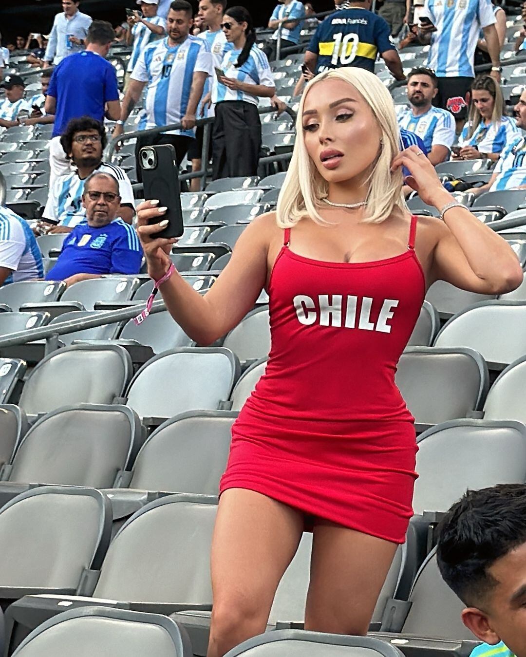 La influencer chilena llamó la atención en redes con sus posteos y su look en el estadio