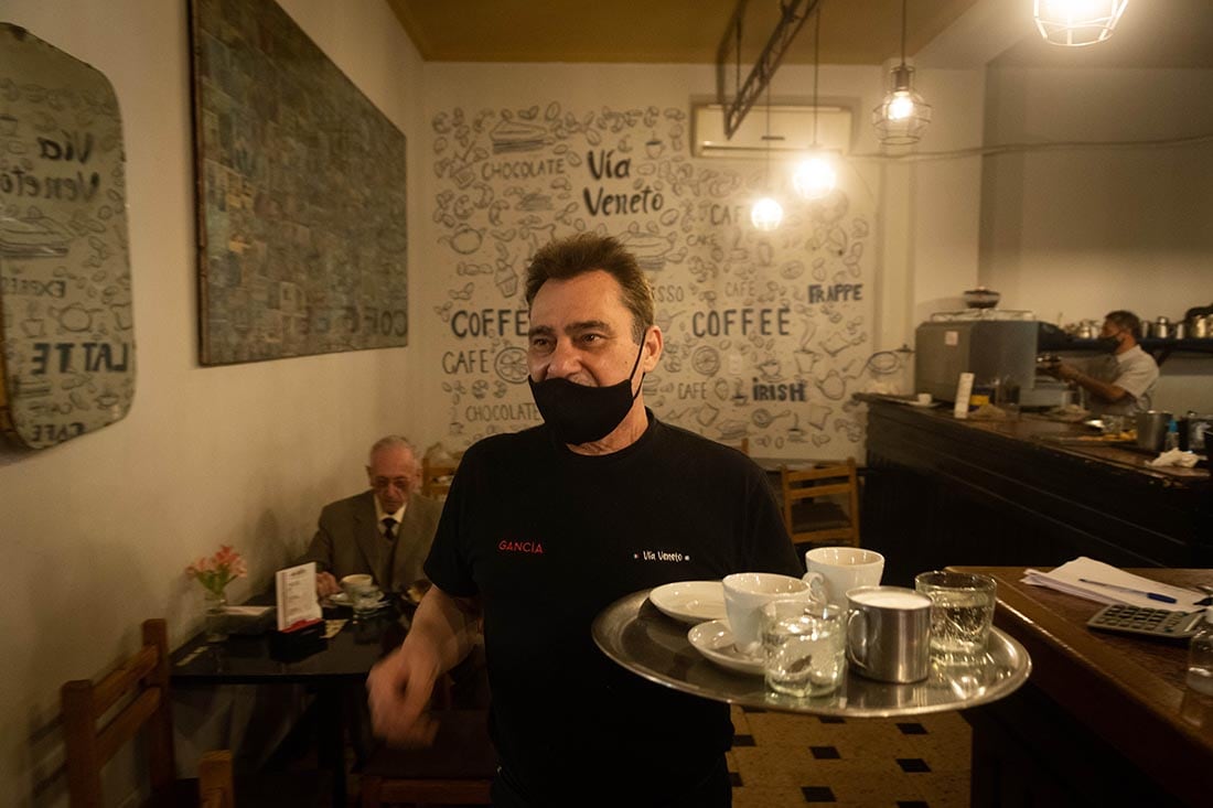 Mario Salinas mozo del  café
Vía Venetto de Ciudad, uno de los Cafés históricos de Mendoza. Ignacio Blanco