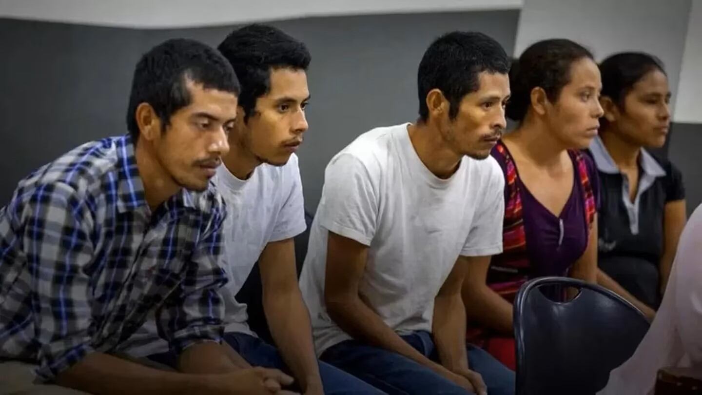 Los cinco acusados durante el juicio. Foto: TN.