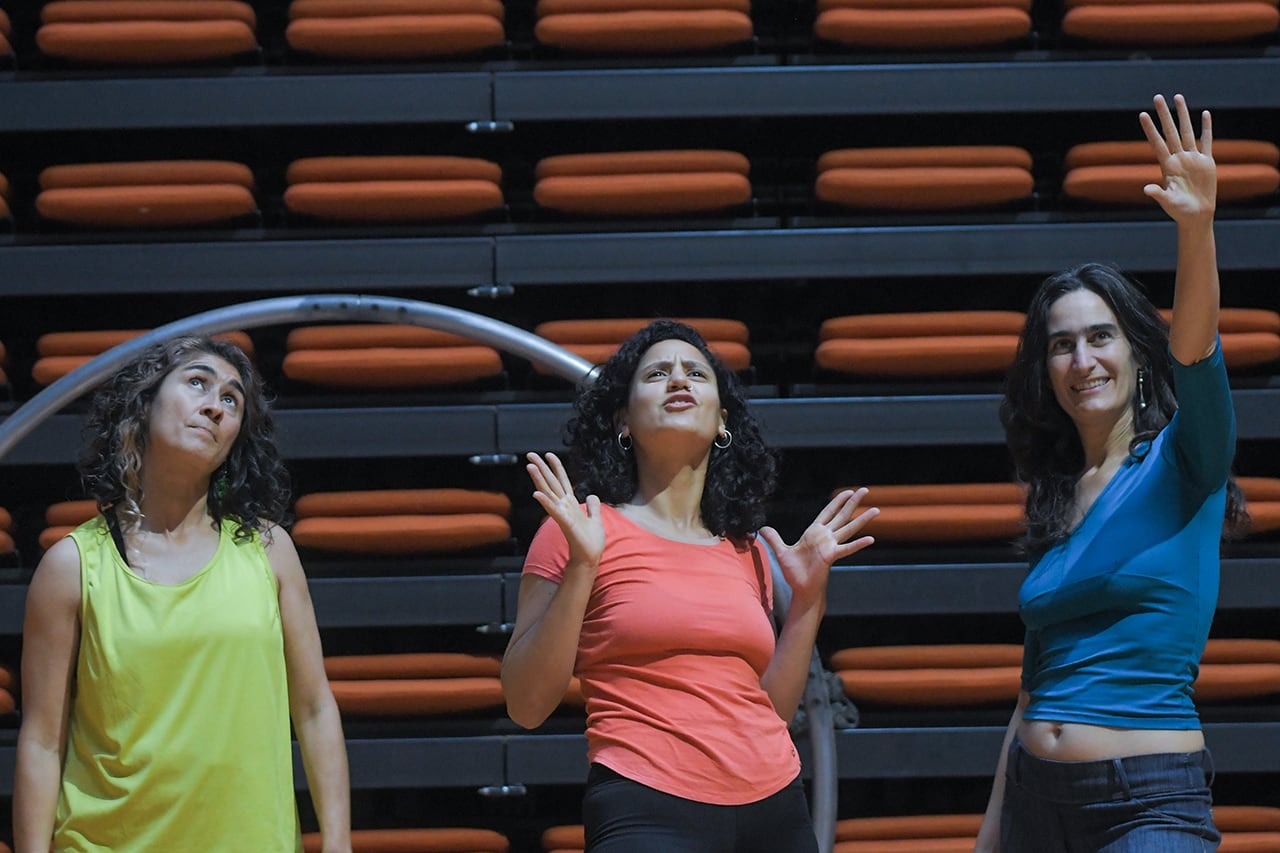 Ensayo de la obra de teatro "Claroscuro" escrita y protagonizada por Carla Masignani (centro), junto a María Eugenia Moreno (izq) y Melisa Budini Foto: Marcelo Rolland / Los Andes