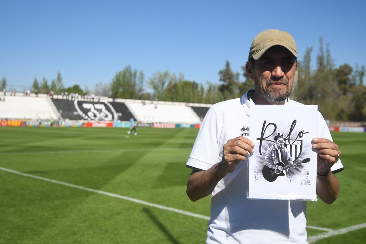 El conocido músico y cantante mendocino, Rulo Fernández, hincha fanático del Lobo y creador de la canción de Gimnasia, fue distinguido por la Comisión de Cultura del Gimnasia y Esgrima, en la previa al partido ante Témperley. 
Foto: José Gutierrez / Los Andes 

