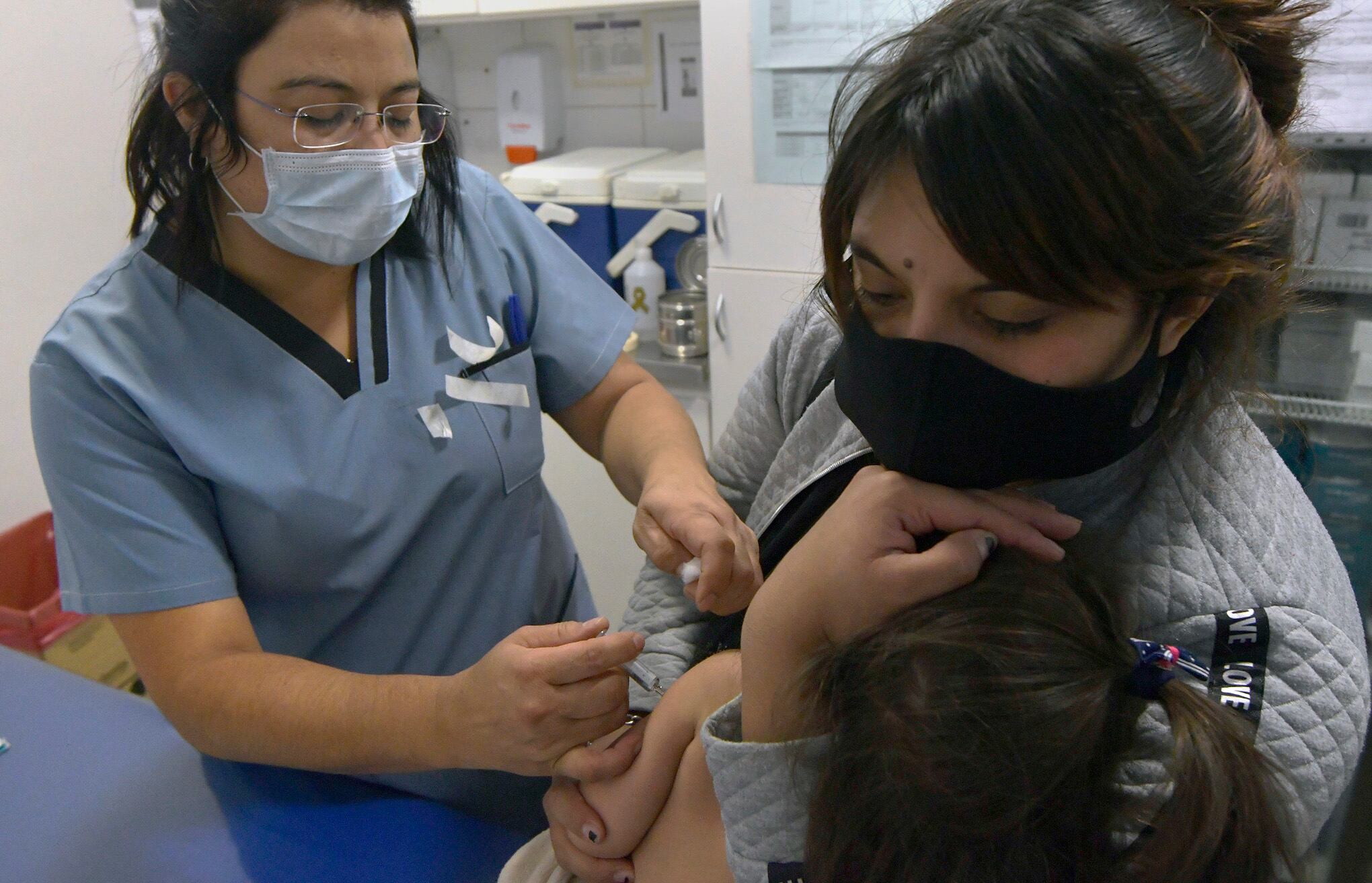 04 de abril  2022 Sociedad
Plan Nacional de Vacunación

Comenzó hoy la primera vacunación antigripal que llegó en las últimas horas a la provincia de Mendoza, de un total de 28 mil dosis, serán destinadas, a partir de hoy, a los niños sanos de entre 6 y 24 meses, en el Hospital Humberto Notti

Foto: Orlando Pelichotti / Los Andes