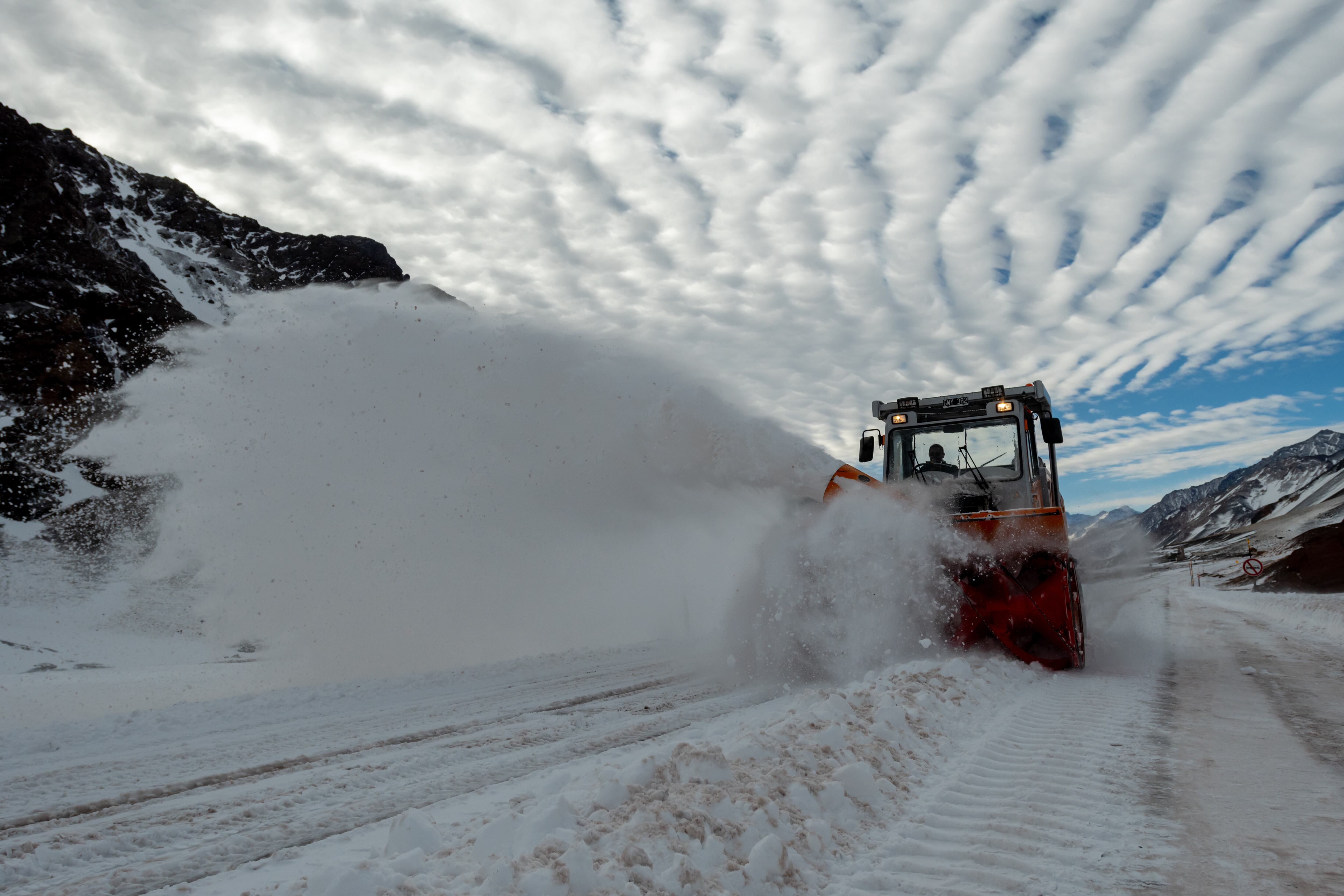 Mendoza 25 de junio de 2020 Sociedad
Paso Internacional cortado
Operativo de Vialidad Nacional en Villa Las Cuevas para despejar la nieve acumulada sobre Ruta Internacional 7.   

Foto: Ignacio Blanco / Los Andes