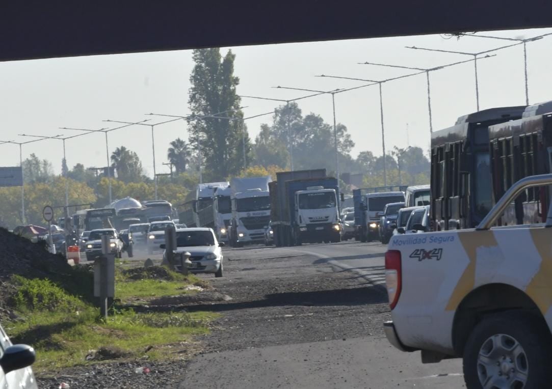 El tránsito sobre el Acceso Sur se colapsó tras el accidente. Foto: Orlando Pelichotti