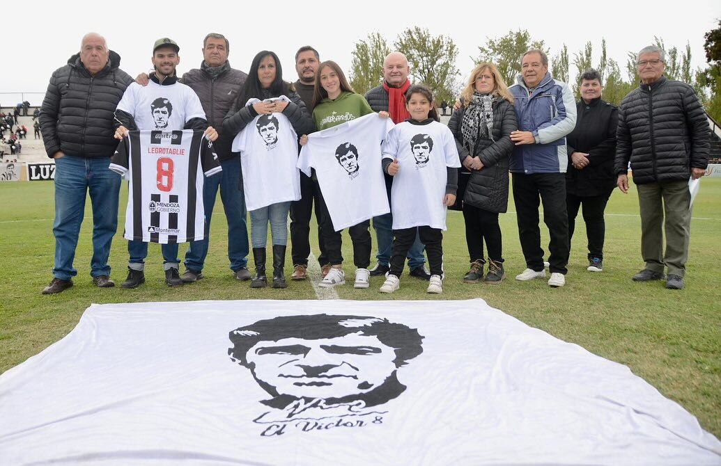 El emotivo homenaje a Víctor Legrotaglie.