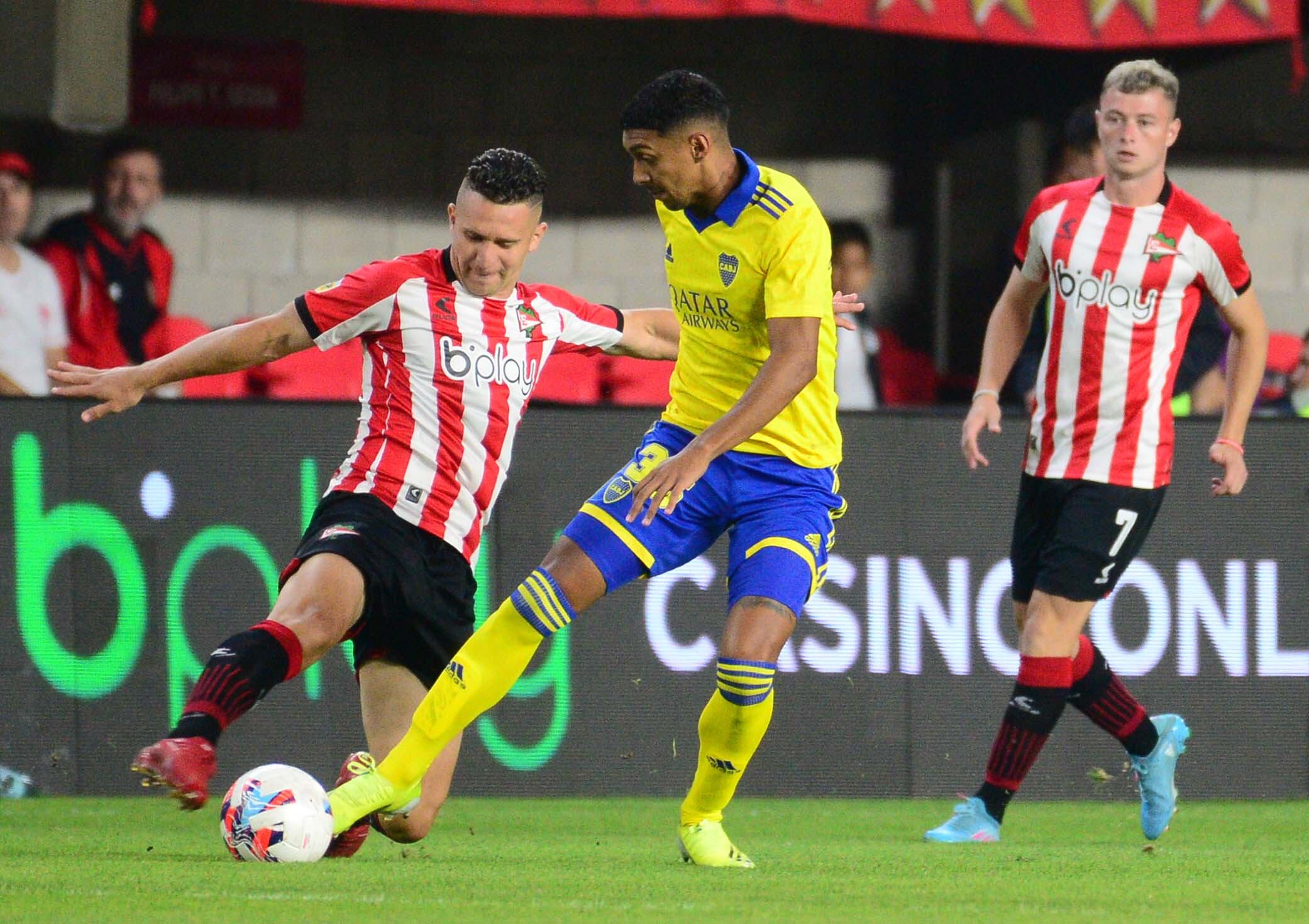 Con mucha intensidad se juega en La Plata el duelo entre Estudiantes y Boca. (Fotobaires)