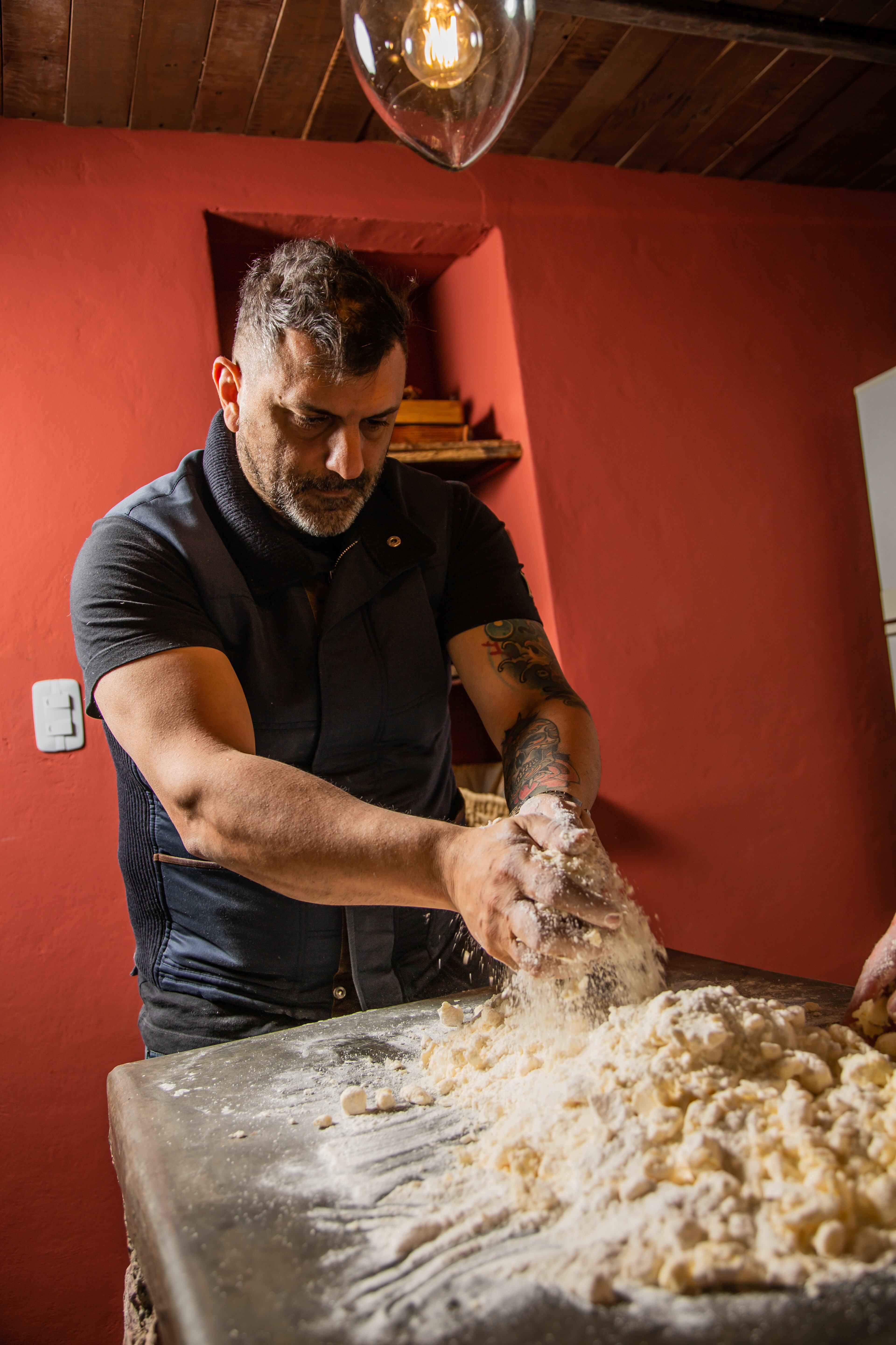 Juan Manuel Herrera cocinando