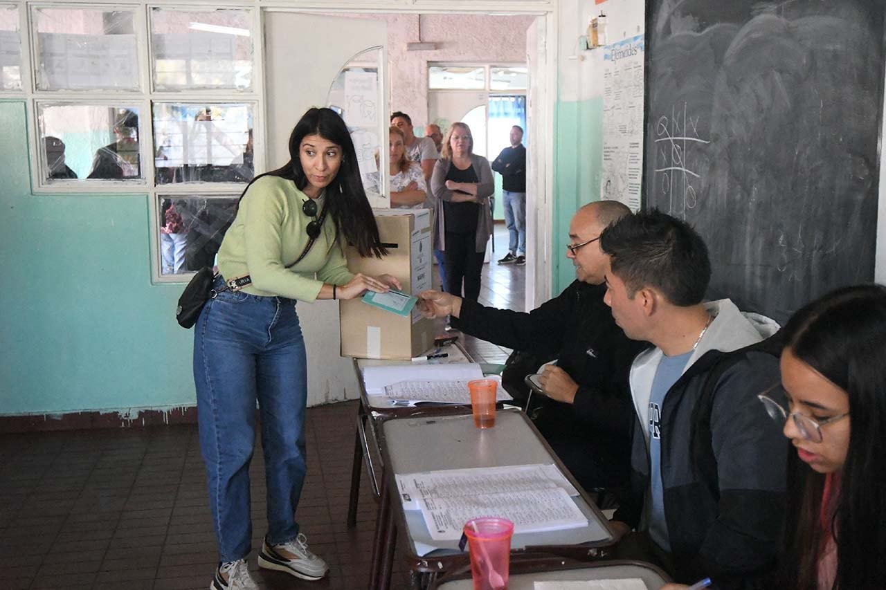 Elecciones PASO en 7 departamentos de la provincia de Mendoza.
En la escuela Celina Álvarez del departamento de Maipú, los ciudadanos ingresan a votar sin problemas, estrenando el sistema de boleta única de papel para elegir a sus candidatos

Foto:José Gutierrez / Los Andes 