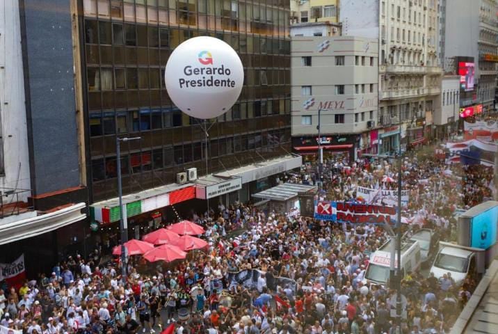 La tradicional calle Corrientes de la ciudad de Buenos Aires se vistió de rojo y blanco con la presencia de militantes radicales que llegaron desde distintos puntos el país para el lanzamiento de Gerardo Morales como precandidato presidencial de cara a las PASO de este año.