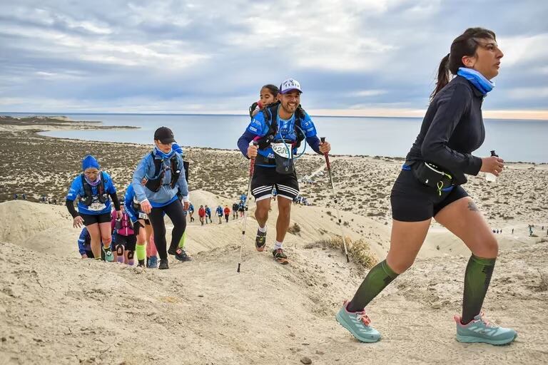 Milagros es de San Antonio Oeste, Río Negro, y participó junto a su padre en una de las clásicas competencias de trail de la Patagonia. Gentileza: Destino Madryn.