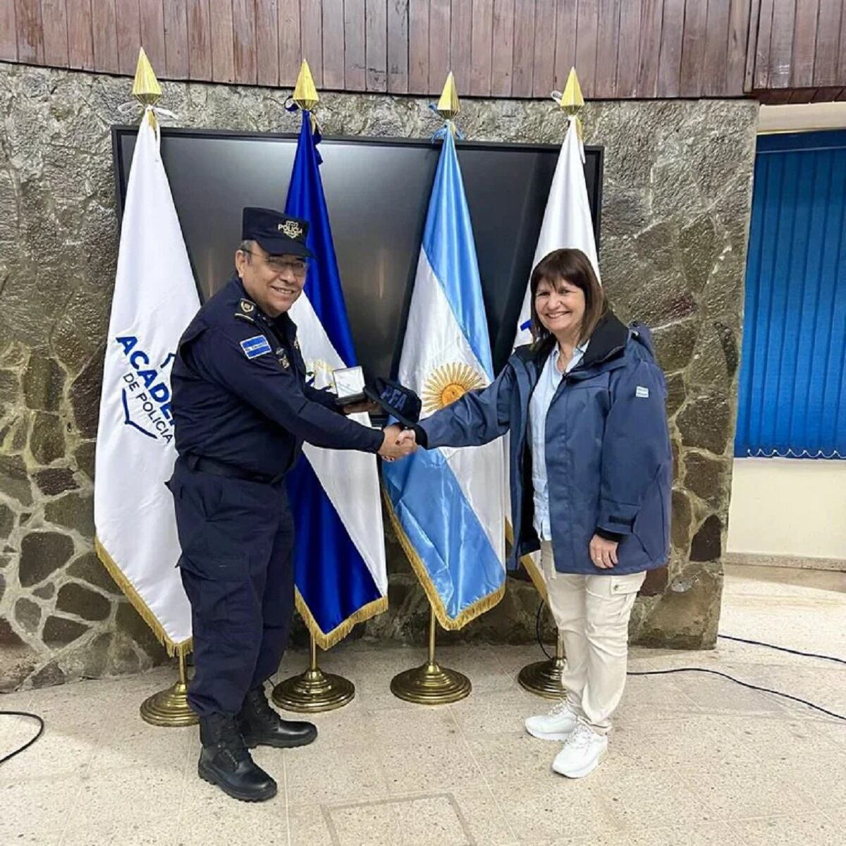 Bullrich estuvo en la Academia Nacional de Seguridad Pública de El Salvador, junto a su director general, César Flores Murillo.  (X)