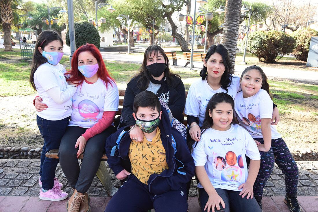 Fundación Luz del Cielo, Carla Barrera perdió tres de sus cinco hijos y ahora ayuda a otros padres a superar el dolor. En la foto: Carla Barrera junto a Paola Molina y Mónica Torres y sus hijos.