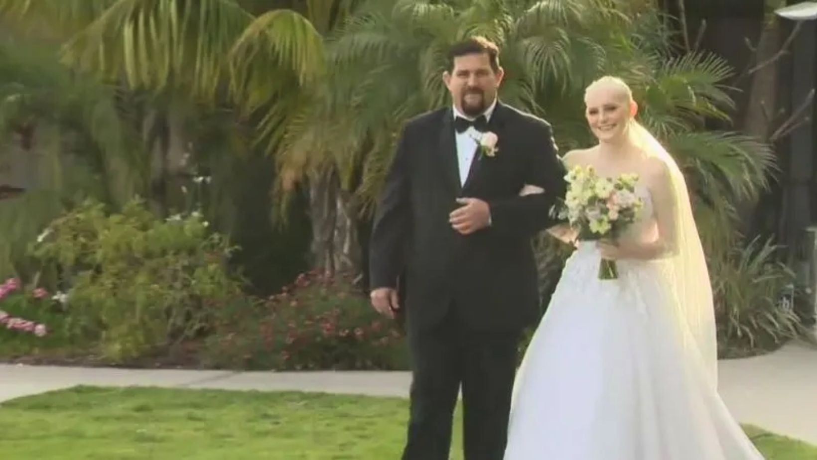 Addison junto a su padre, camino al altar