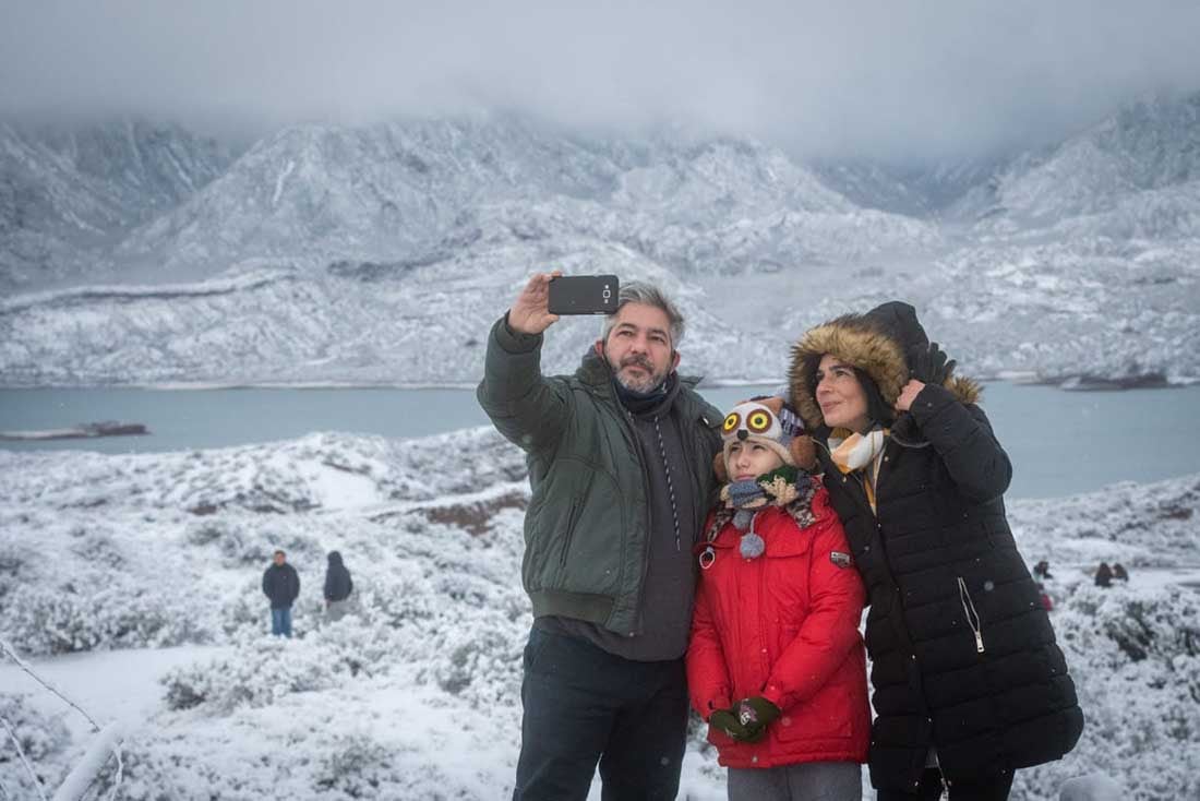 Mendocinos salen a disfrutar el paisaje nevado en alta montaña.