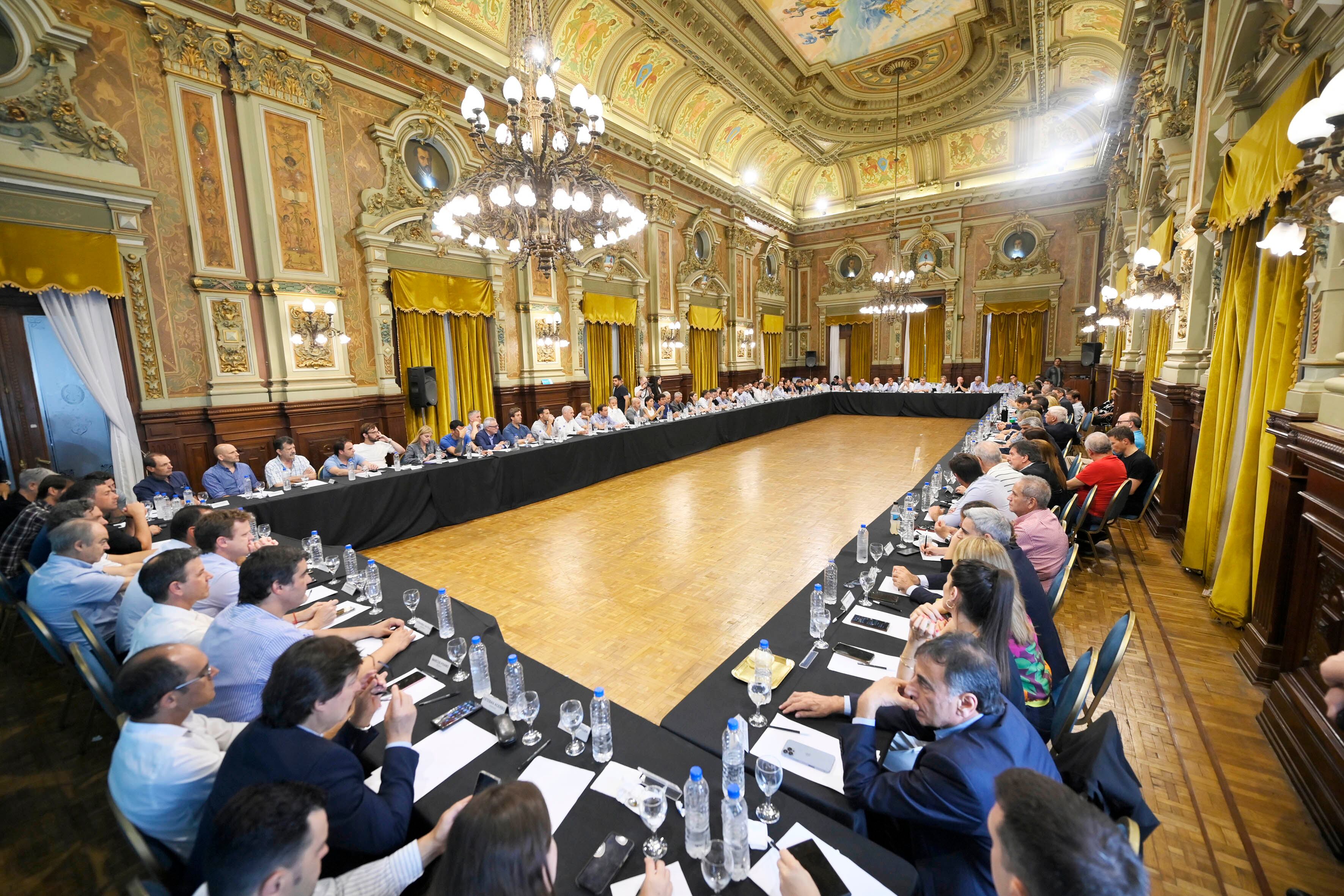 El gobernador de la provincia de Buenos Aires, Axel Kicillof, se reunió con intendentes bonaerenses, el excandidato  Sergio Massa y legisladores nacionales para analizar el Decreto de Necesidad y Urgencia (DNU) anunciado por el gobierno nacional. / Foto NA