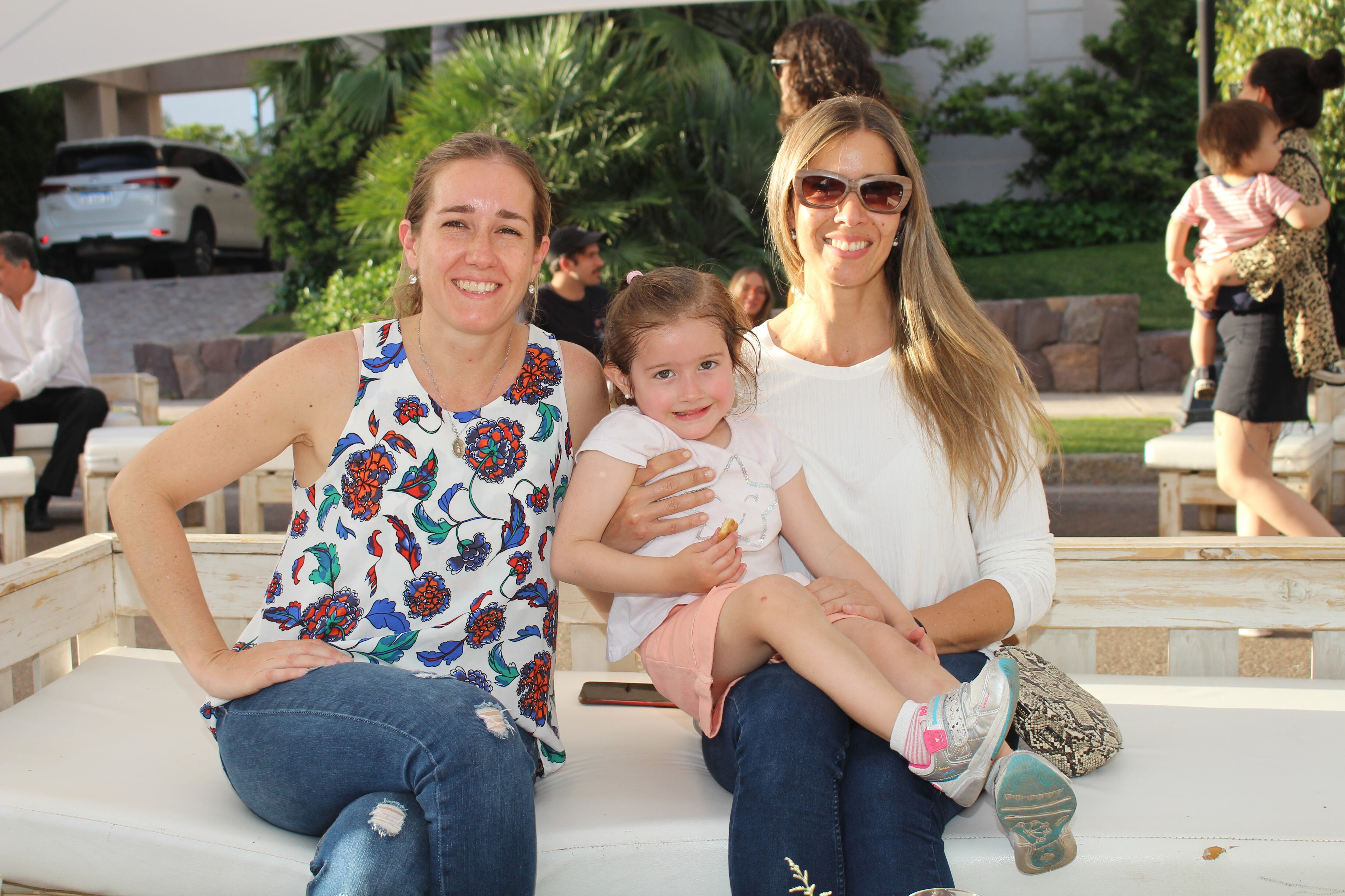 Ines, Mercedes y Lucia Espejo.