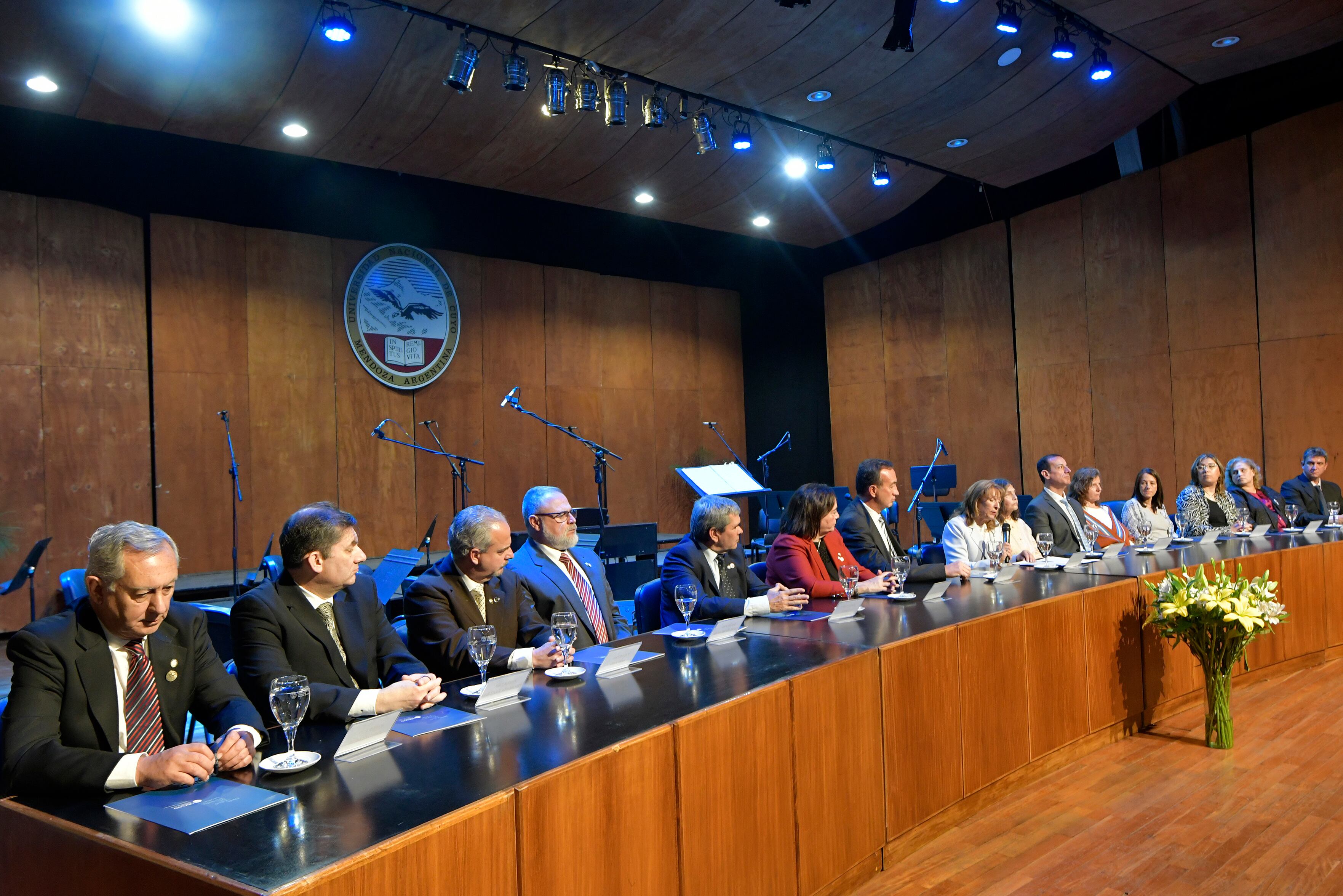 Asumen Esther Sánchez como Rectora y Gabriel Fidel Vicerrector en UNCuyo
a Universidad Nacional de Cuyo (UNCuyo) renovará sus principales autoridades hoy, día en el que además se celebra un nuevo aniversario de la casa de estudios por el inicio oficial de su cursado, por primera vez en 1939. Daniel Pizzi, que ha sido rector durante 8 años, dejará su cargo en manos de Esther Sánchez, decana de Ciencias Económicas, quien tomará el poder junto a Gabriel Fidel, que será el vicerrector y reemplazará a Jorge Barón

Foto: Orlando Pelichotti