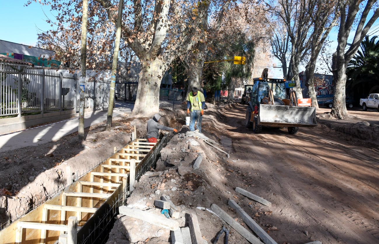 Trabajos de construcción de veredas y banquinas en el tramo de Mathus Hoyos entre Gallardo y Avellaneda.