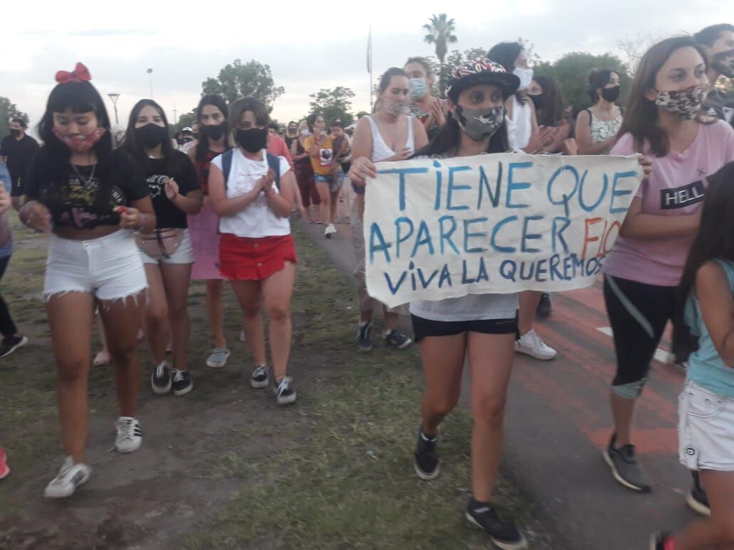 Familiares y vecinos pidieron en Maipú por la aparición con vida de Florencia Romano, la adolescente que es intensamente buscada desde el fin de semana.